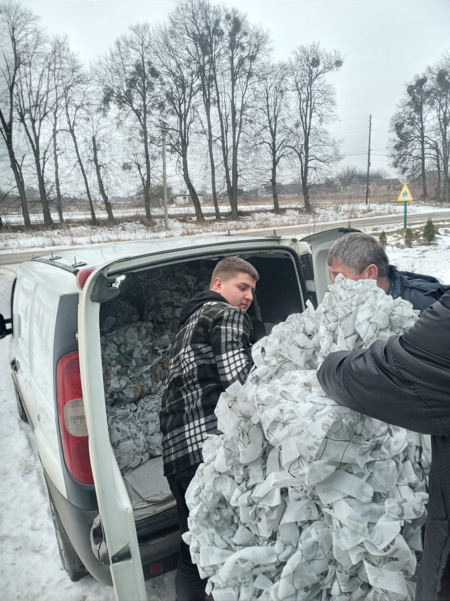 Передача на фронт нашим захисника маскувальних сіток